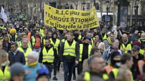 Des gilets jaunes manifestent sur les Champs-Elysées à Paris, le 2 mars 2019. 
