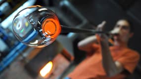Un verrier travaillant le verre (photo d'illustration).