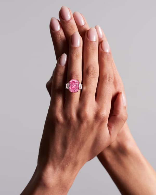 "The Eternal Pink", le diamant mis en vente par Sotheby's en juin 2023 à New York et estimé à plus de 32 millions d'euros. 