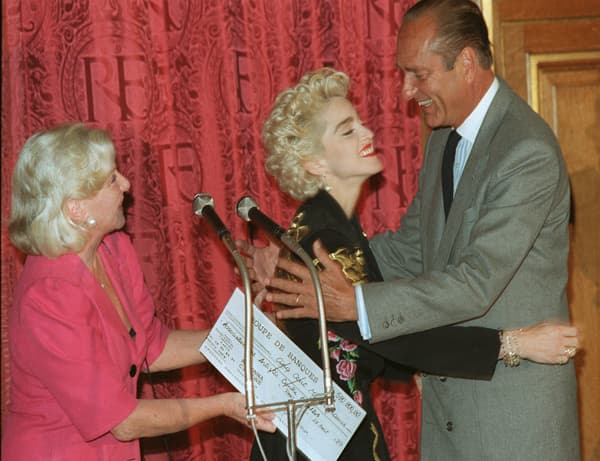 Madonna et Jacques Chirac à la mairie de Paris en août 1987. La chanteuse vient de remettre un chèque de 500.000 francs à l'association des artistes contre le sida, présidée par Line Renaud.