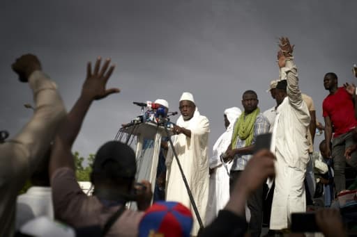 L'influent imam Mahmoud Dicko s'adresse à la foule sur la place de l'indépendance à Bamako le 5 juin 2020 L'influent imam Mahmoud Dicko s'adresse à la foule sur la place de l'indépendance à Bamako le 5 juin 2020