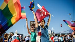 Des drapeaux gay flottent sur la place Taksim à Istanbul, le 24 juillet 2016