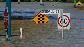 Une rue sous les eaux à Bundaberg, dans l'Etat australien du Queensland. Selon les autorités, les inondations qui dévastent le nord-est de l'Australie couvrent une superficie supérieure à celles de l'Allemagne et de la France réunies, affectant plus de 20