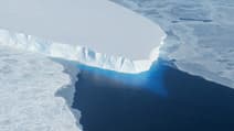 Le glacier Thwaites en Antarctique, un mastodonte de 120 kilomètres, fond lui aussi de manière accélérée.