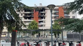 La façade d'un immeuble de Villeurbanne a été incendiée dans la nuit de mercredi à jeudi, après la mort de Nahel tué par un tir de policier à Nanterre (Hauts-de-Seine)