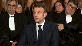 IVG dans la Constitution: Emmanuel Macron annonce un projet de loi "dans les prochains mois"