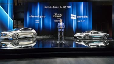 Dieter Zetsche, au salon automobile de Francfort cette semaine, à côté du concept électrique EQ A (à gauche) et de la Project One, sa supercar hybride (à droite).