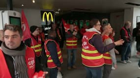 Des manifestants ont investi le McDonald's des Champs-Élysées ce mercredi 22 mars 2023.
