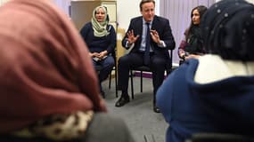 David Cameron assiste à un cours d'anglais pour des musulmanes, à Leeds, dans le nord de l'Angleterre, le 18 janvier.