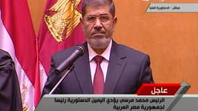 Mohamed Morsi, premier président islamiste de l'Egypte et premier chef de l'Etat non-issu des rangs de l'armée, a prêté officiellement serment samedi devant la Haute Cour constitutionnelle. /Image diffusée le 30 juin 2012/REUTERS/Télévision égyptienne via
