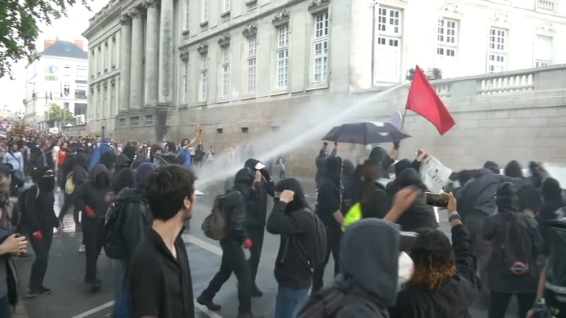 Jets de projectiles contre canon à eau de la police, à Nantes.