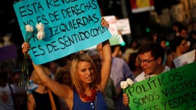 "Cette révolution n’est ni de droite, ni de gauche, c'est le bon sens"… En Espagne, des dizaines de milliers des protestataires sont rassemblés sur les places principales de nombreuses villes depuis le 15 mai, contre la stagnation économique et l'austérit