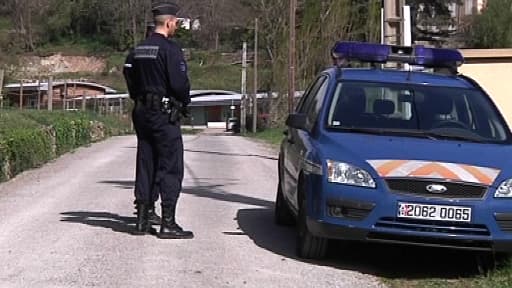 Gendarmes sur les lieux de l'enquête à Lodève, dans l'Hérault, ce samedi 5 avril.