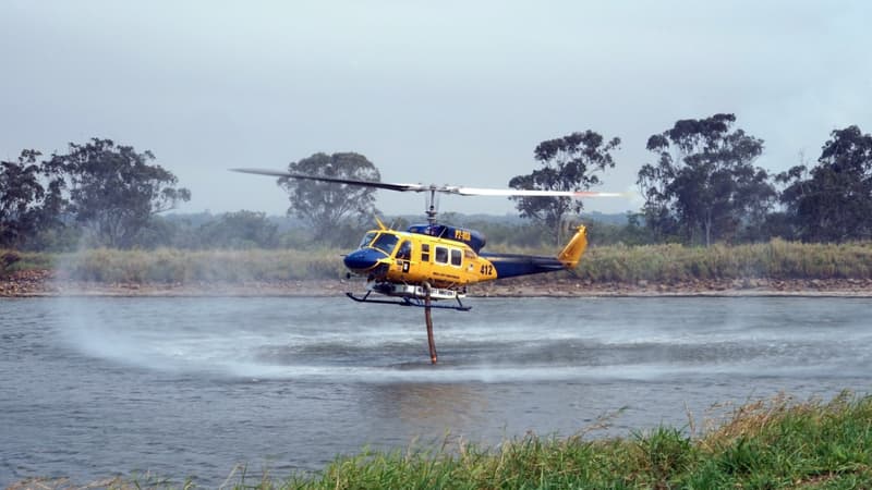 Un hélicoptère bombardier remplit ses réservoirs d'eau dans le Queensland, en Australie, le 29 novembre 2018 (photo d'illustration)