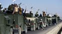 Des combattants talibans grimpent sur des véhicules Humvee pour parader après le retrait américain d'Afghanistan, à Kandahar le 1er septembre 2021