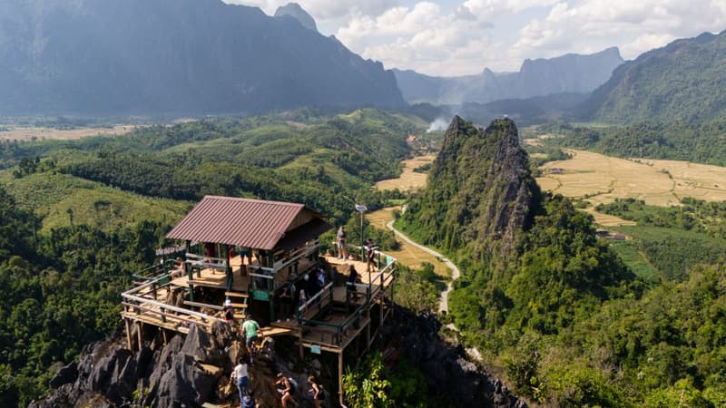 Intoxication à l'alcool frelaté au Laos: un nouveau touriste tombe malade, huit personnes arrêtées