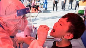 Un garçon testé au Covid-19 à Huaian, Chine, le 30 juillet 2021