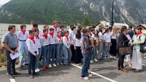Une quarantaine de collégiens des Garcins et des Giraudes étaient réunis pour interpréter a cappella le chant des partisans, lire des poèmes sur les résistants et déposer des gerbes de fleurs à Cervières, le 18 juin 2024.