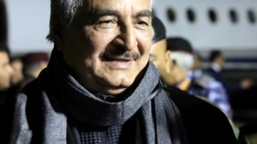 Le maréchal Khalifa Haftar à la tête de l'ANL, arrive le 3 décembre 2016 à l'aéroport Al-Kharouba près de Benghazi Le maréchal Khalifa Haftar à la tête de l'ANL, arrive le 3 décembre 2016 à l'aéroport Al-Kharouba près de Benghazi