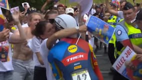 Julien Bernard embrassant son épouse sur le Tour de France, le 5 juillet 2024