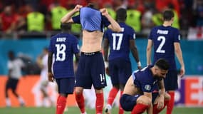 Les joueurs français après leur élimination aux tirs au but en 8e de finale de l'Euro contre la Suisse le 28 juin 2021 à Bucarest
