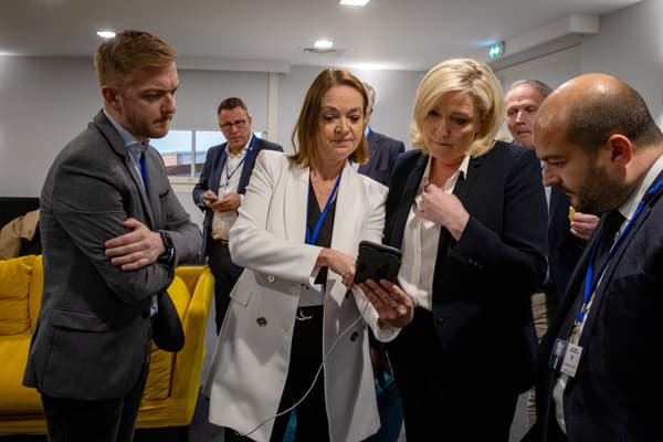 Caroline Parmentier, attachée de presse de Marine Le Pen, aux côtés de la leader du Rassemblement national au soir du premier tour de l'élection présidentielle, le 10 avril 2022, à Paris.