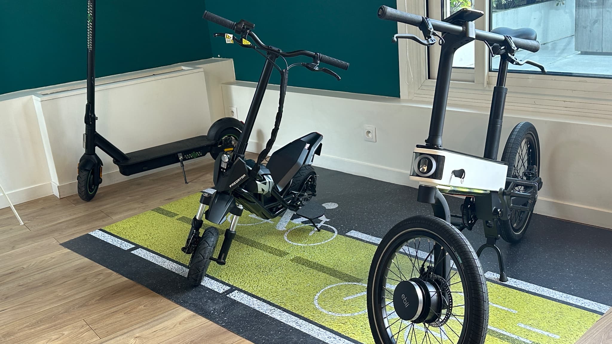 Toute la gamme mobilité d'Acer, de la trottinette eScooter Série (à gauche) au vélo électrique Ebii en passant par la Predator eScooter Extreme (au centre). Toute la gamme mobilité d'Acer, de la trottinette eScooter Série (à gauche) au vélo électrique Ebii en passant par la Predator eScooter Extreme (au centre).