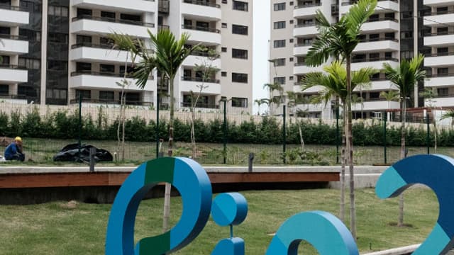 Le logo Rio 2016, à l'entrée du village olympique et paralympique à Rio de Janeiro, au Brésil, le 23 juin 2016. 