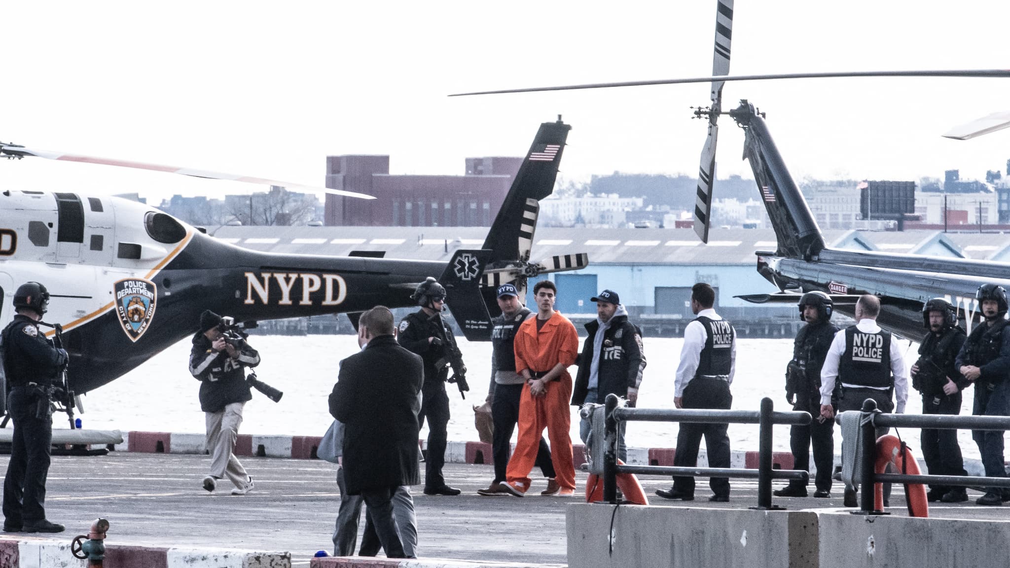 Luigi Mangione, escorté par la police de New York, le jeudi 19 décembre 2024