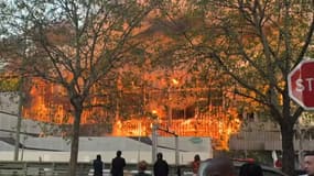 Un important incendie s'est déclaré dans un centre de tri, dans le 17e arrondissement de Paris, le 7 avril 2025. 