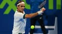 Roger Federer renvoit la balle lors de son match contre Nikoloz Basilashvili au Qatar, le 11 mars 2021