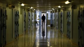 Un surveillant dans un couloir de la prison de Fleury-Mérogis, le 15 septembre 2021, près de Paris
