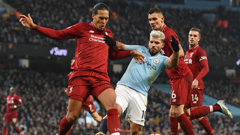 Virgil van Dijk au duel avec Sergio Aguero, le 3 janvier 2019