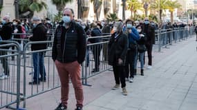 Des personnes attendent devant un centre de vaccination contre le Covid-19 à Nice (France), le 6 mars 2021.