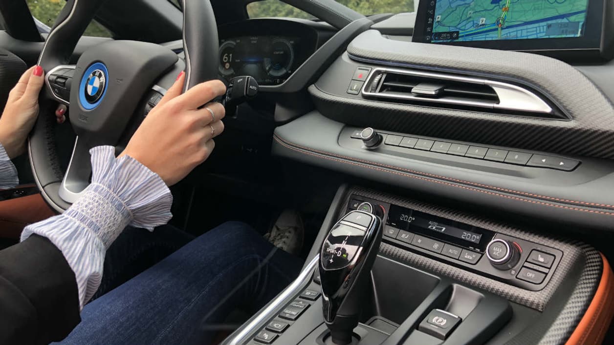 Le bouton pour décapoter se trouve près du rétroviseur central. La planche de bord reprend les éléments classiques des habitacles actuels de BMW. Le bouton pour décapoter se trouve près du rétroviseur central. La planche de bord reprend les éléments classiques des habitacles actuels de BMW.