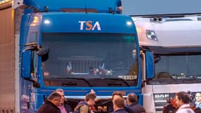 Des camions à Loon Plage pour une opération escargot dans le Nord afin de demander le démantèlement de la "jungle" de Calais