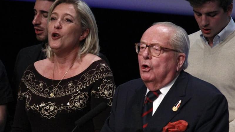 Interrogé sur Canal+, Nicolas Sarkozy a déclaré que Marine Le Pen et son père, Jean-Marie, respectivement présidente et fondateur du Front national, ne faisaient pas partie de la "famille de la droite républicaine et du centre". /Photo prise le 18 février