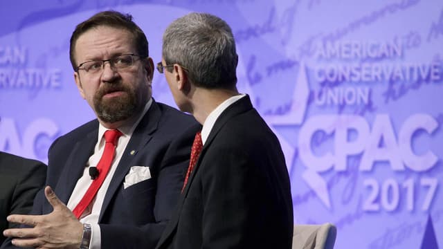 À gauche, Sebastien Gorka, désormais ex-conseiller de Donald Trump