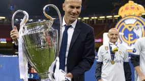 Zinedine Zidane posant avec sa deuxième Ligue des champions - AFP