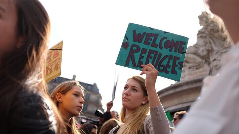 Des centaines de personnes se sont réunies à Paris en solidarité avec les migrants.