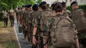 "La mise en place d'une règle de calcul assise sur l'ensemble de la carrière au lieu des six derniers mois", "engendrera inexorablement une baisse des pensions" pour certains militaires "pas ou peu primés", selon le conseil supérieur de la fonction militaire.