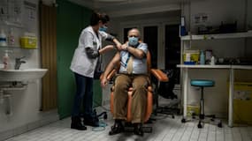 Injection du vaccin Pfizer-BioNTech à un soignant à l'hôpital de la Croix Rousse à Lyon, en France, le 6 janvier 2021