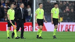 César Soto et ses assistants quittent la pelouse du Bernabeu à l'issue de la rencontre entre le Real et l'Atlético, le 8 février 2025
