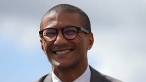 Le maire de Saint-Ouen, Karim Bouamrane, assiste à l'inauguration officielle de la passerelle piétonne « Franchissement urbain Pleyel » reliant le village des athlètes olympiques et paralympiques de Paris 2024 aux sites d'événements olympiques, à Saint-Denis, au nord de Paris, le 16 mai 2024.