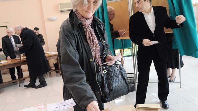 Pénélope et François Fillon dans un bureau de vote à Solesmes (Sarthe) en mars 2011