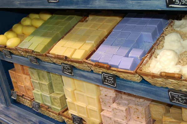 Au miel, au muguet ou à la lavande, ces cubes de savon ne sont pas de vrais "savons de Marseille" pour l'Union des professionnels du savon de Marseille.
