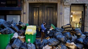 Des déchets entassés le 20 mars 2023 à Paris où les agents de la Ville chargés de la collecte sont en grève