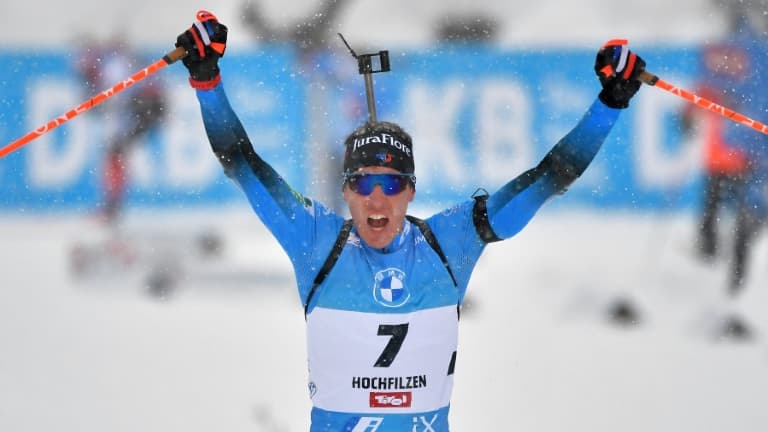 La joie du Français Quentin Fillon-Maillet, vainqueur de la poursuite (12,5 km) d'Hochfilzen (Autriche), comptant pour la Coupe du monde de biathlon, le 11 décembre 2021