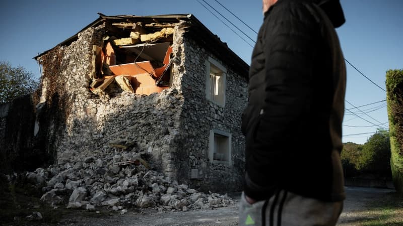 Un résident observe les dégâts du séisme sur une maison, à Teil, le 12 novembre 2019