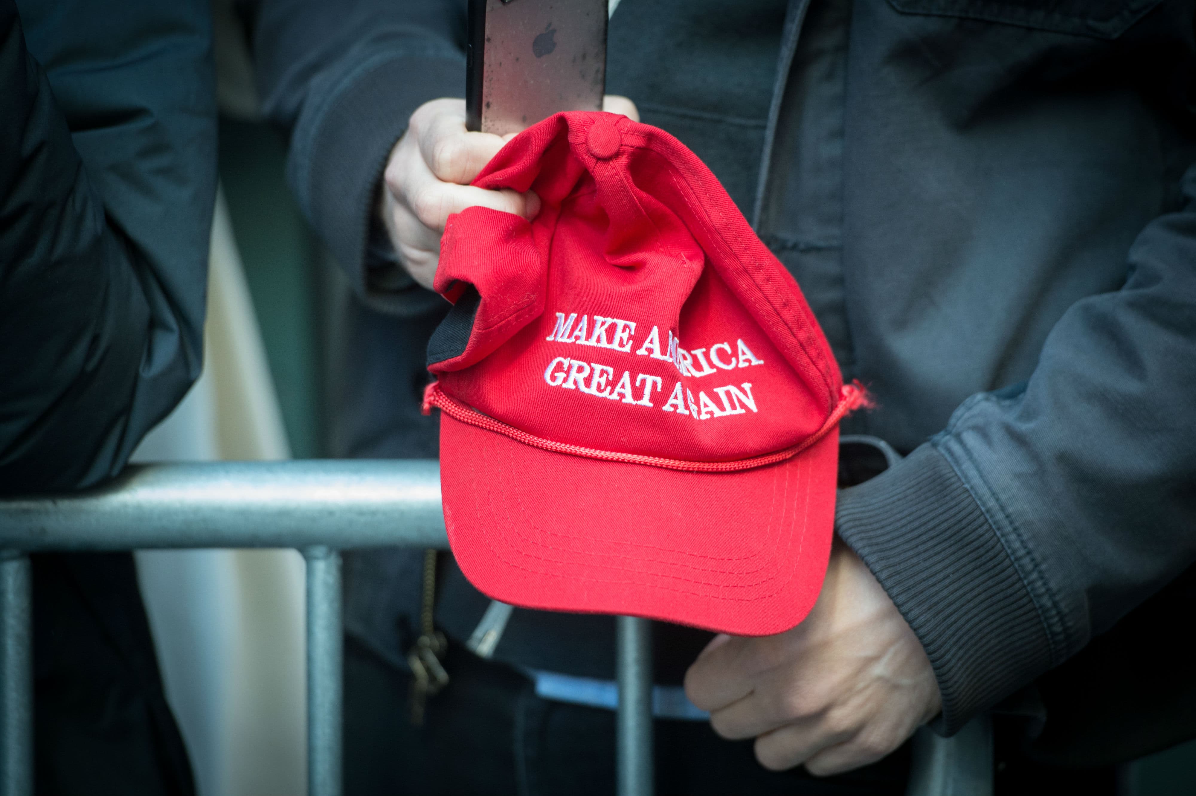 Déçus par Trump, ils brûlent leurs casquettes «Make America Great